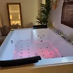 게스트하우스 Escapade Romantique Loft Jacuzzi Et Jardin Privatif Proche Paris 4*