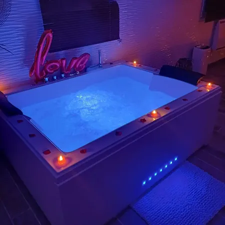 Evasion Romantique Loft Avec Jacuzzi Jardin Prive Pres De Paris Vendégház 4*